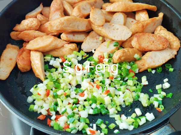 5.再加入蒜末、蔥花、辣椒炒出香氣。
