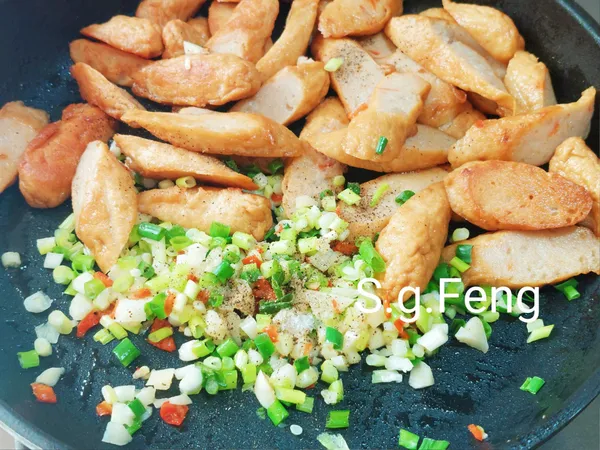 6.再加入【調味料】：鹽與胡椒，拌勻即可關火。