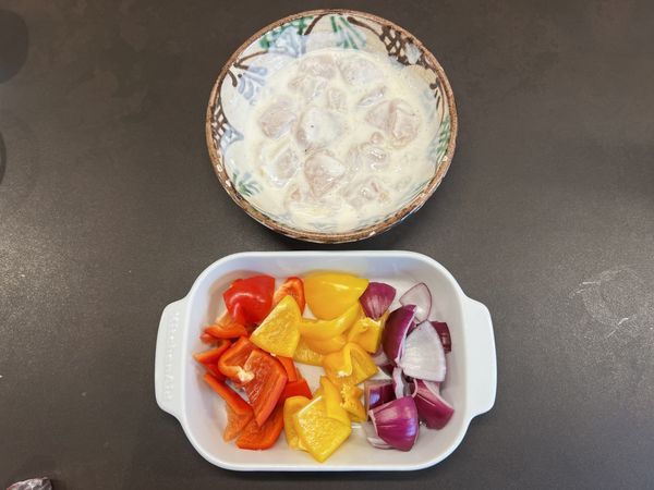 醃肉：將肉切成適口大小，與醃醬拌勻，冷藏至少 30 分鐘；若時間充裕，冷藏一晚會更加入味。