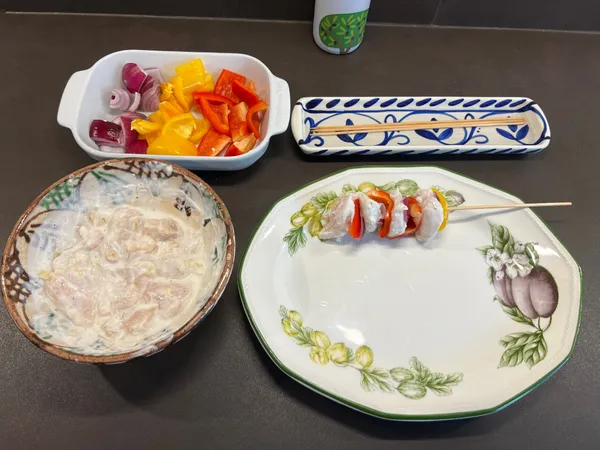 串肉：將醃好的肉塊與切好的彩椒、洋蔥交錯串在鐵串或竹籤上