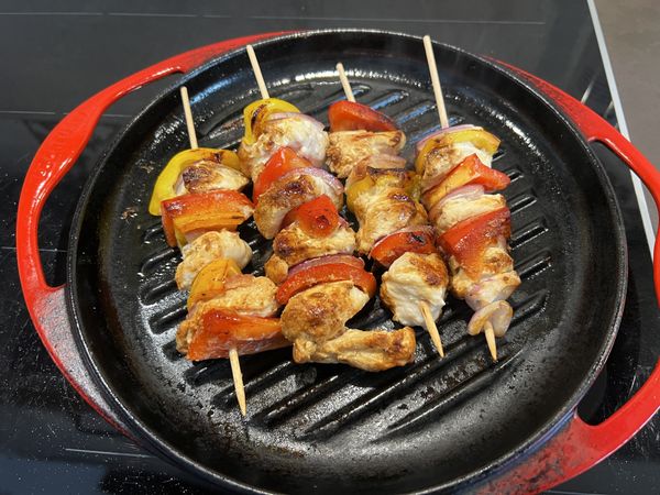 煎烤：以平底鍋或烤盤加熱，將肉串四面煎（烤）至金黃微焦即可