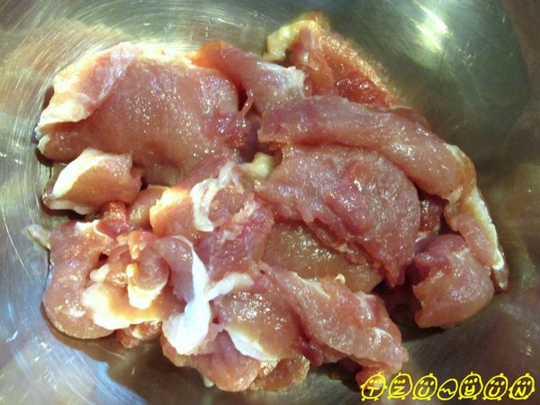 里肌肉片(或梅花肉片)，買的時候請老闆順手用機器幫忙切好，或者用火鍋肉片也OK。如果買到的里肌肉不是很嫩，就要用肉鎚先拍打過。