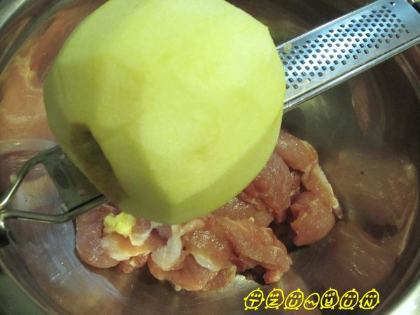 磨100~150g的蘋果泥於肉片中，先戴手套或用塑膠袋隔著抓一抓。