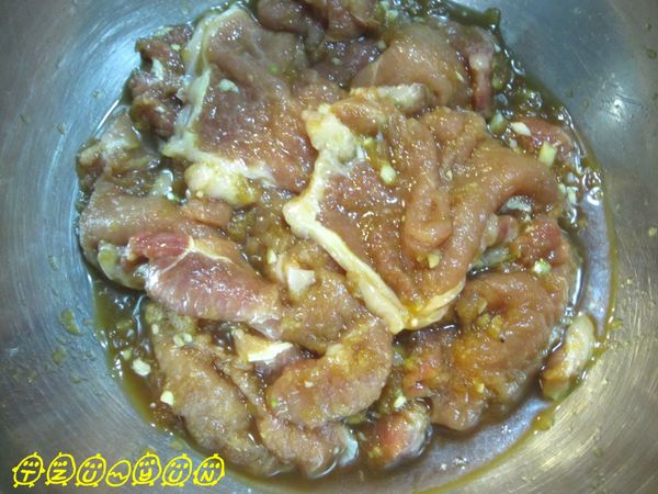 倒入其他醃料醃20分鐘，中途10分鐘上下拌一拌。