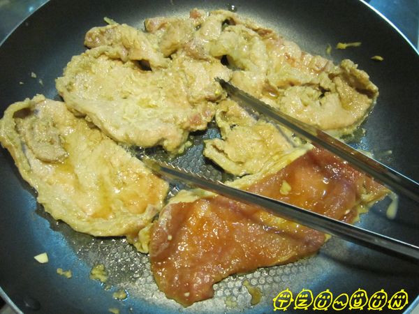 不沾鍋燒到有點微熱(不放油)火轉小一些，放上肉片慢煎，兩面變熟先夾起來，等所有的肉片兩面都變色後，通通放回鍋中，剩餘的醃料汁液稍微擋住渣渣，倒入鍋中一起小火燒到有點上色即可。