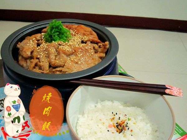 最後撒上一些白芝麻、蔥花即可搭配白飯享用。