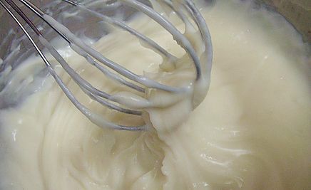 將鮮奶400g.動物性鮮奶油倒入鍋中，加入細砂糖小火煮到滾,再將做法1倒入鍋中煮到糊狀熄火(需要一直攪拌，避免結塊與燒焦)