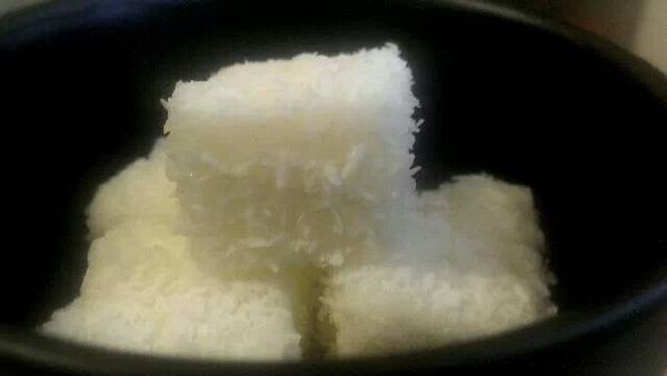 冷卻後倒扣,找一個容器撒上椰子粉,將雪花糕切塊放入容器裝裹上椰子粉,即完成可享用囉 ^_^