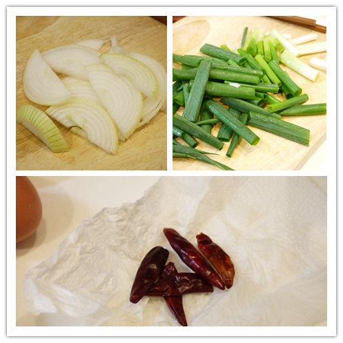 洋蔥去皮切絲、蔥洗淨切去根部後切大段，蔥白蔥綠分開。
乾辣椒洗淨後用可接觸食物的食品級廚房紙巾擦乾淨備用。
