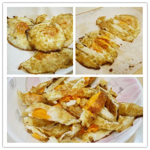 煎好的荷包蛋，放入鋪有可接觸食物的食品級廚房紙巾的盤子上吸油。

  吸完油後，連同廚房紙巾，一起放上沾板切成粗絲備用。

  這樣不但比較衛生，也比較方便。
 畢竟是要拿來吃的，雖然之後會再加熱(炒)，但還是要選HACCP食品級廚房紙巾比較安心。