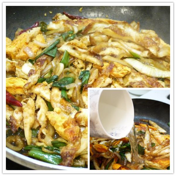 最後加點水讓所有味道融合進荷包蛋絲，並且稍微收乾水分後，即可盛盤上桌