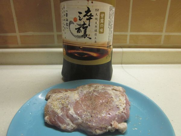 豬肉灑塩.黑胡椒.蒜粉醃30分鐘