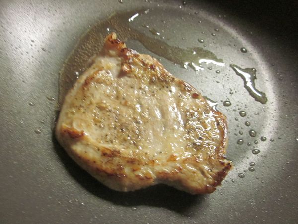 鍋中放油煎肉,煎至表面金黃