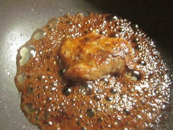 將3.調味料放入鍋中焼5-10分鐘,肉盛起待稍涼切成片,淋上蜂蜜醋汁即可