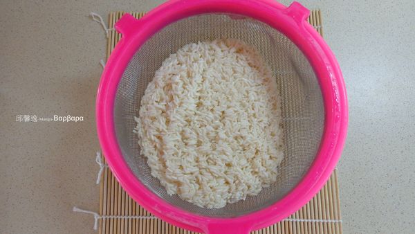 糯米洗乾淨泡水30分鐘
瀝乾水份