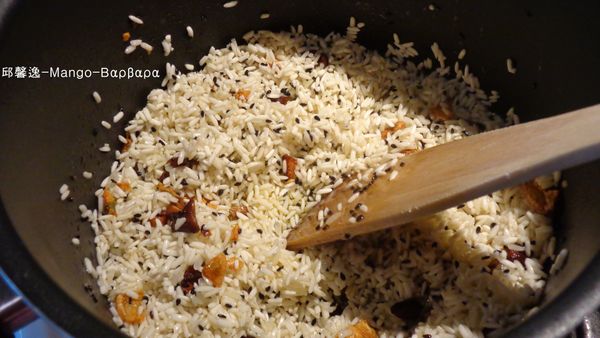 鍋熱加橄欖油 放 蒜頭 香菇 爆香
加入糯米拌炒 此時 轉中小火慢慢炒 炒至糯米香味出來後
加水 二杯半的水 分五次加入 加完後蓋鍋蓋悶煮至糯米半熟 注意火侯 勿讓糯米燒焦 也注意 勿讓糯米全熟 因為 要和雞一起同進烤箱 炒至糯米 米心沒熟 邊緣稍熟即可上盤放涼備用