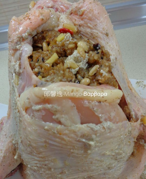 把放涼的油飯半成品 塞入雞肚內 塞扎實 讓雞肚鼓起即可