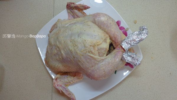 塞滿後把雞雙腳綁起來
腳包上鋁箔紙才不會烤焦