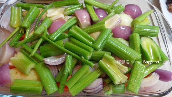 烤盤鋪上蔬菜 洋蔥 馬鈴薯 芹菜 紅番薯.... 依個人喜歡
鋪好後 把雞放在蔬菜上面 一起烤 可讓雞吸收蔬菜香味和甜味