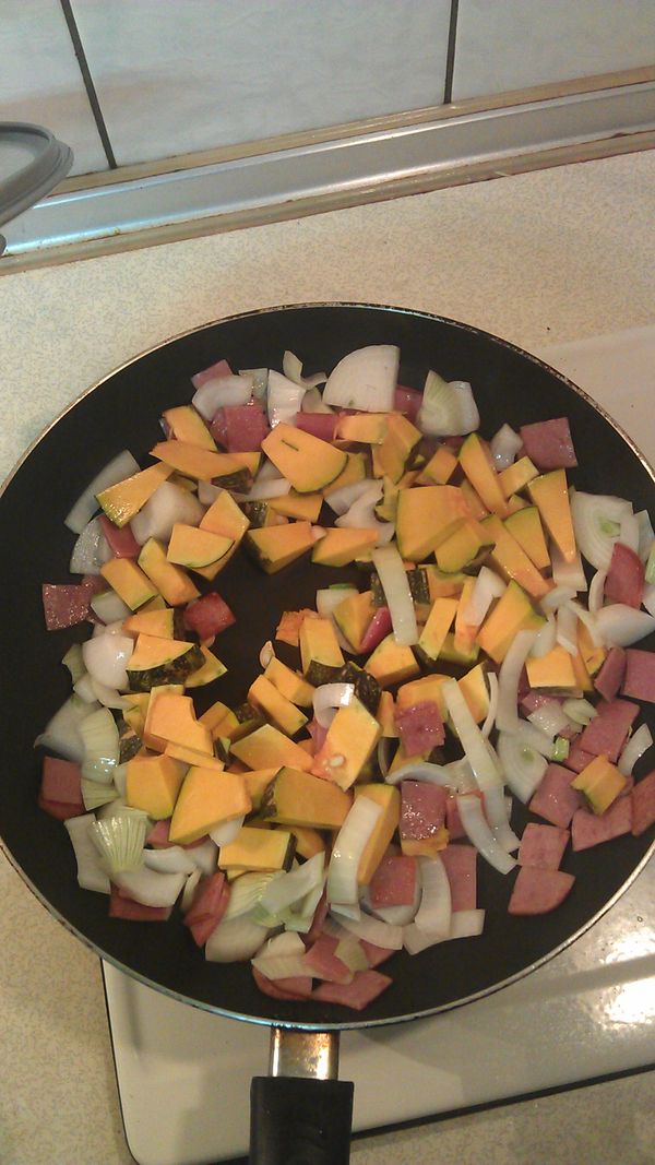 熱鍋，放入無鹽奶油(火不能太大，奶油會焦掉)，奶油溶化就放洋葱和火腿炒香，再加入南瓜一起炒。