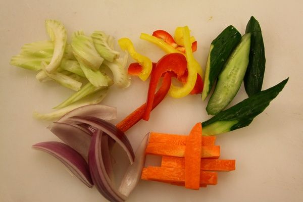 小黃瓜、紅蘿蔔、紫洋蔥、紅黃椒切成條狀、西芹切段。