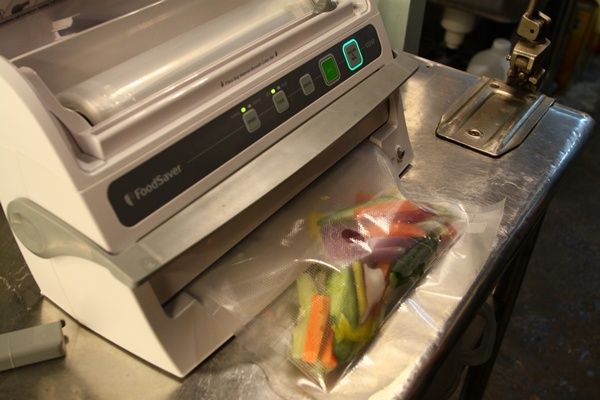 將所有食材、所有調味料放到FOODSAVER真空保鮮機並封口保鮮。