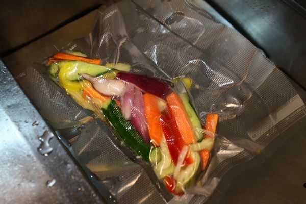 食用前放進水中隔水加熱，等到水滾即可。