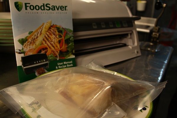 半雞洗淨，蒸軟或是放進保鮮袋內真空隔水加熱至熟。