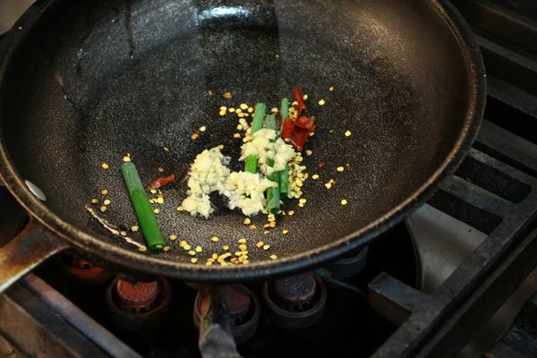 蔥、辣椒、蒜頭爆香後，加入調味料略調味再打成泥。