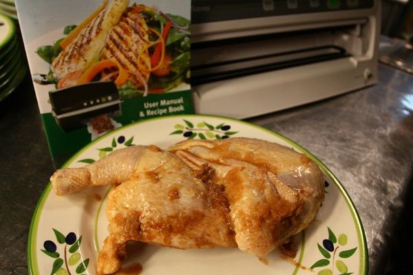 將醬料均勻塗抹在半雞上。