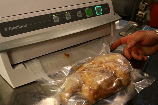 放進FOODSAVER真空保鮮機並封口保鮮，FOODSAVER可以低溫熟成肉類料理，放進冰箱醃漬30分鐘使之快速入味。