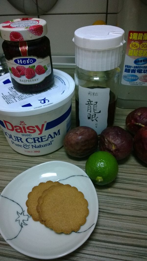 檸檬切半擠汁.百香果前端切開取果實.