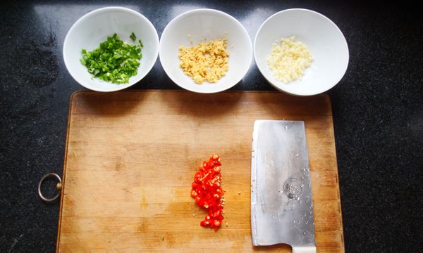 薑和蒜去皮，切成細末；小蔥洗淨，切成蔥花；小紅尖椒去蒂，斜著切成片；