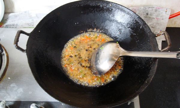 倒入100mL高湯，燒開後加入魚香味汁調味並勾芡，待湯汁再次燒開後轉小火煮1分鐘；