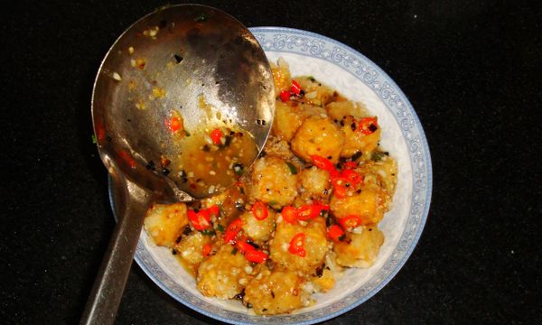 然後起鍋將湯汁均勻淋在炸好的豆腐上即成。