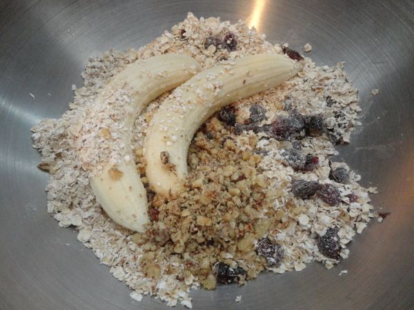 香蕉放到熟軟，將核桃／胡桃敲碎，將所有材料放入。