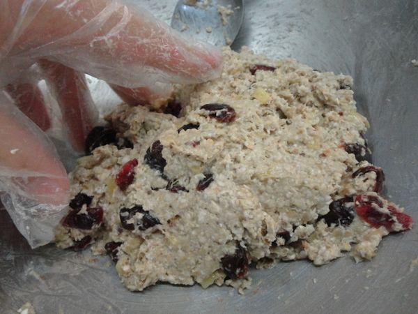 將所有材料和勻。可放入冰箱冷藏約20分鐘定型。