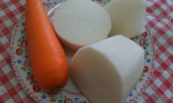 紅白蘿蔔削皮準備好。