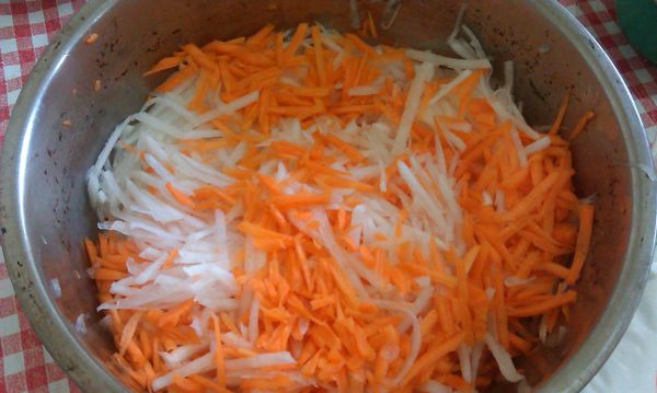 先將紅白蔔刨絲備用。