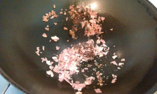 鍋中放入少許的油爆香油蔥和培根。