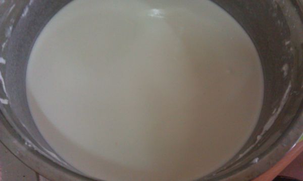 在來米粉用800cc的水調成米漿備用。