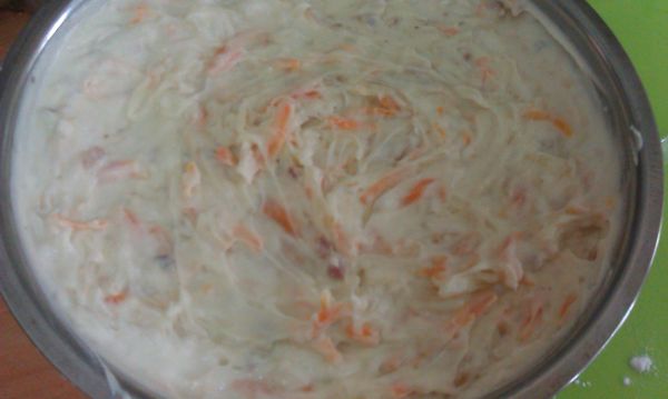 然後在將煮好的蘿蔔絲倒入攪拌好的米漿裡，攪半成糊狀。