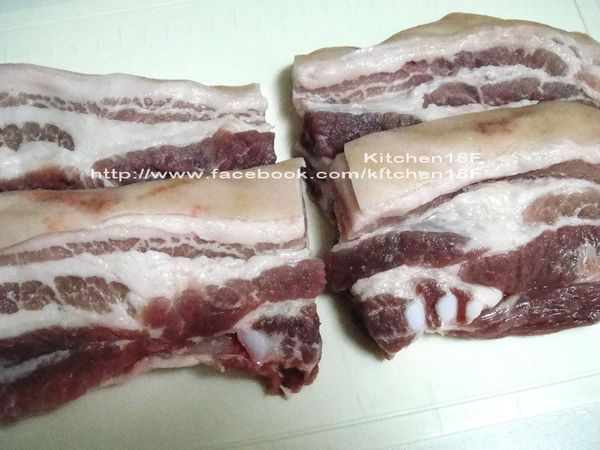 (此步驟可省略) 每條五花肉，各切成兩段，方便少量食用。