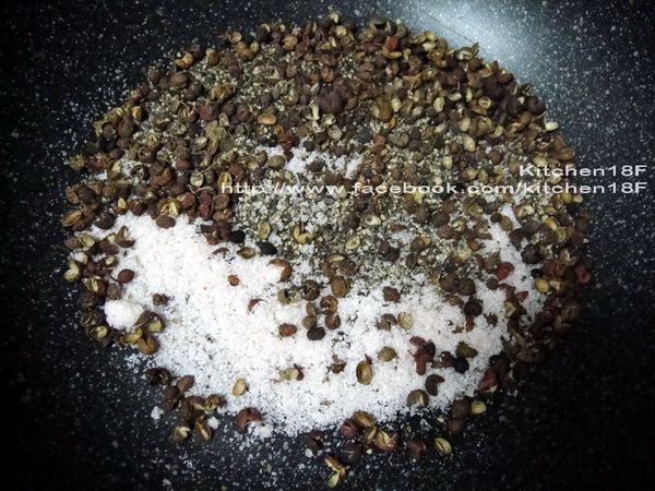 取一鍋(不放油)，(小火)乾炒 黑胡椒粒、花椒粒、鹽巴和細砂糖，炒出香氣即可。