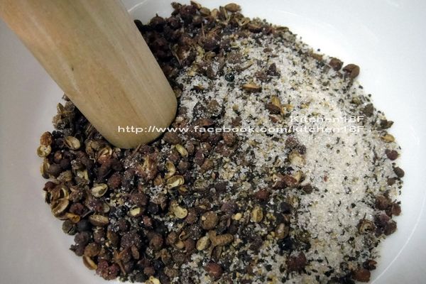 取一容器，倒進已炒好的(步驟3)，趁熱搗碎它們。