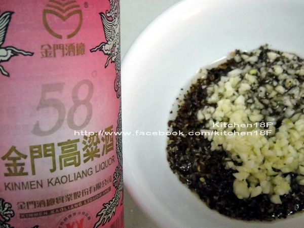 接著，再將高粱酒和蒜末倒進(步驟4)的容器裡，攪拌均勻，[醃料]完成。