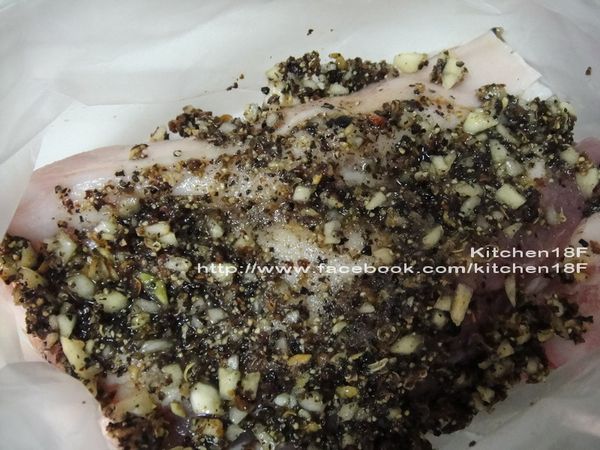 將每段五花肉一一放進塑膠袋裡，並將已完成的[醃料]平均分配倒進各塑膠袋中。再用手將[醃料]均勻塗滿五花肉表面，並稍加拍打按摩入味。