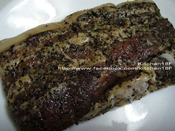 【料理方法】取出已醃製好的鹹豬肉，先用清水洗淨表面醃料，再用廚房紙巾擦乾表面水份，備用。