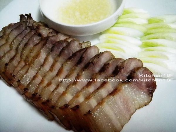 完成囉〜製作[沾醬]，拌勻蒜末和白米醋即可。再斜切1支青蒜，搭配蒜苗食用也很棒！