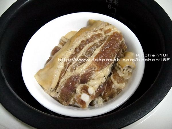 【保存方法】先洗淨鹹豬肉的表面醃料，再擦乾水份，入鍋蒸15分鐘。放涼後，裝進新夾鏈袋裡，冷凍保存即可。